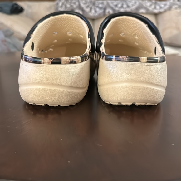 Women’s Size 8 Leopard Print CROCS - Picture 7 of 14